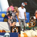 Fergie y Josh Duhamel con su hijo Axl en la plantación de calabazas de Los Angeles