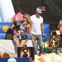 Fergie y Josh Duhamel con su hijo Axl en la plantación de calabazas de Los Angeles