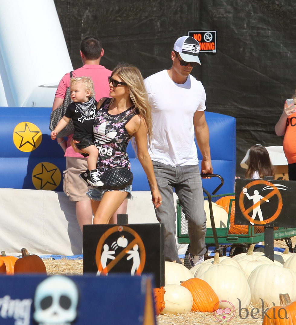 Fergie y Josh Duhamel con su hijo Axl en la plantación de calabazas de Los Angeles