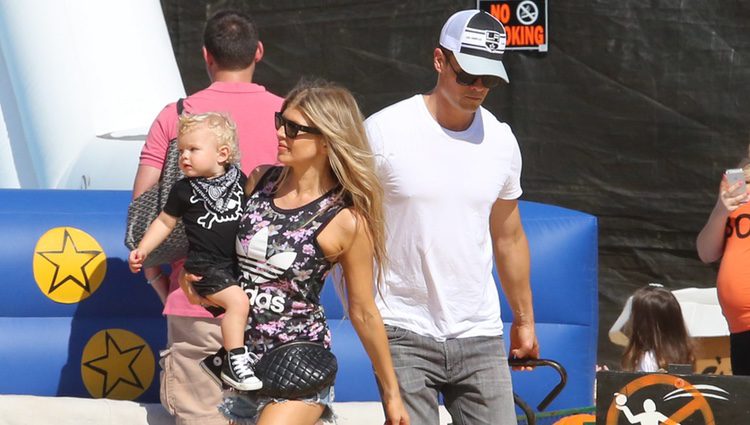 Fergie y Josh Duhamel con su hijo Axl en la plantación de calabazas de Los Angeles