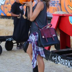 Elisabetta Canalis en la plantación de calabazas de Los Angeles