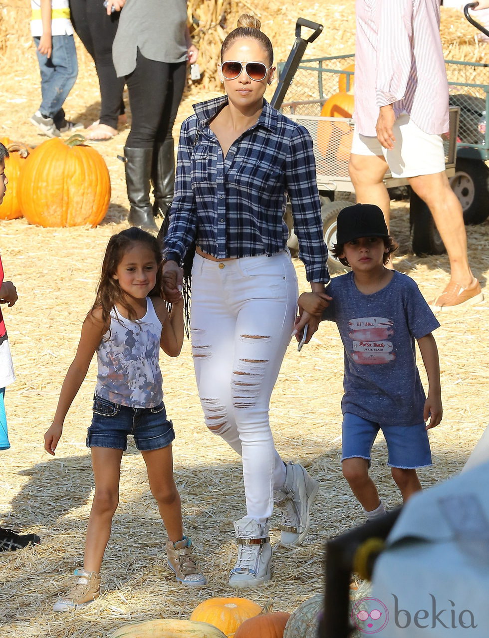 Jennifer Lopez con sus hijos Emme y Max en la plantación de calabazas de Los Angeles