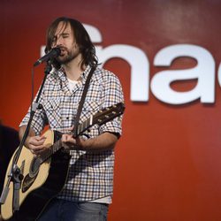 El Pescao cantando algunos de los temas de 'Ultramar' en la firma de discos en Madrid