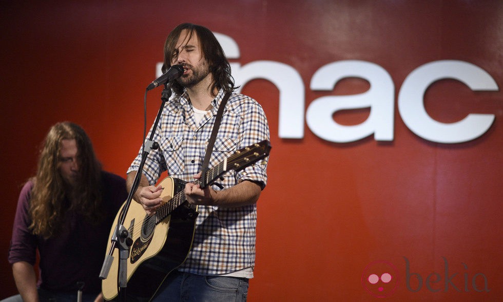 El Pescao cantando algunos de los temas de 'Ultramar' en la firma de discos en Madrid