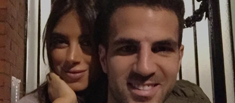 Cesc Fábregas celebra con Daniella Semaan su vuelta a Londres tras jugar con La Roja