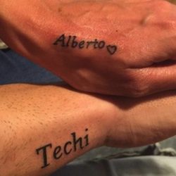 Techi y Alberto Isla se tatúan sus nombres en la mano