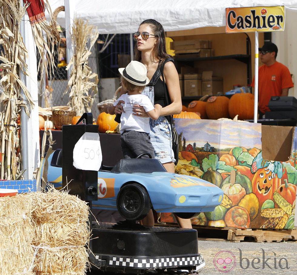 Alessandra Ambrosio con su hijo Noah en la plantación de calabazas de Los Angeles