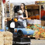 Alessandra Ambrosio con su hijo Noah en la plantación de calabazas de Los Angeles