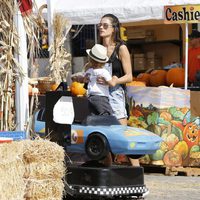 Alessandra Ambrosio con su hijo Noah en la plantación de calabazas de Los Angeles