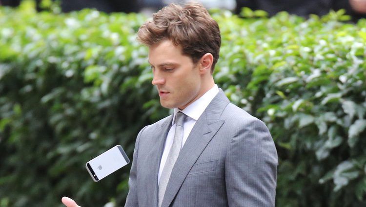 Jamie Dornan juega con el móvil en el rodaje de las nuevas escenas de 'Cincuenta sombras de Grey'