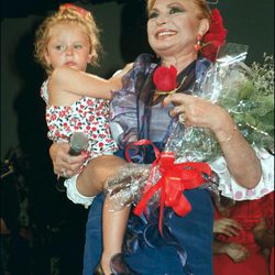 Rocío Jurado con su nieta Rocío Flores Carrasco durante un concierto