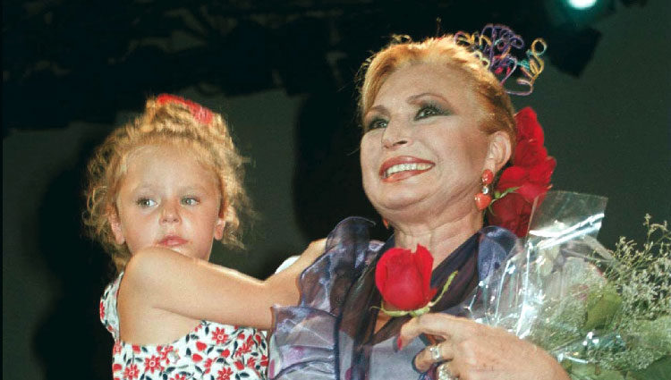 Rocío Jurado con su nieta Rocío Flores Carrasco durante un concierto