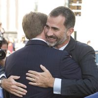 El Rey Felipe abraza al Rey Guillermo Alejandro de Holanda en su primer encuentro como Reyes en Países Bajos