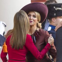 La Reina Letizia y Máxima de Holanda se dan un beso en el viaje oficial de los Reyes de España a Países Bajos