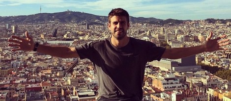 Gerard Piqué posa con Barcelona a sus espaldas