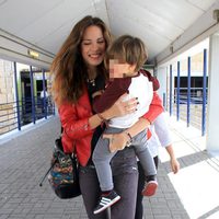 Jessica Bueno recoge a su hijo Francisco en el aeropuerto de Sevilla