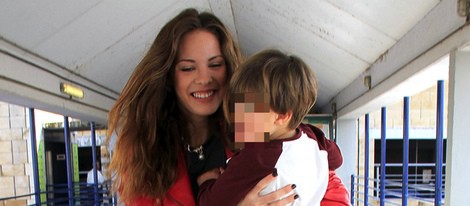 Jessica Bueno recoge a su hijo Francisco en el aeropuerto de Sevilla