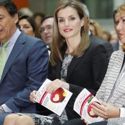 La Reina Letizia, sonriente en la presentación de la guia 'Cuídate, corazón'