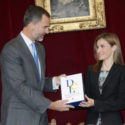 Los Reyes Felipe y Letizia presentan sonrientes en 23 Diccionario de la Lengua Española