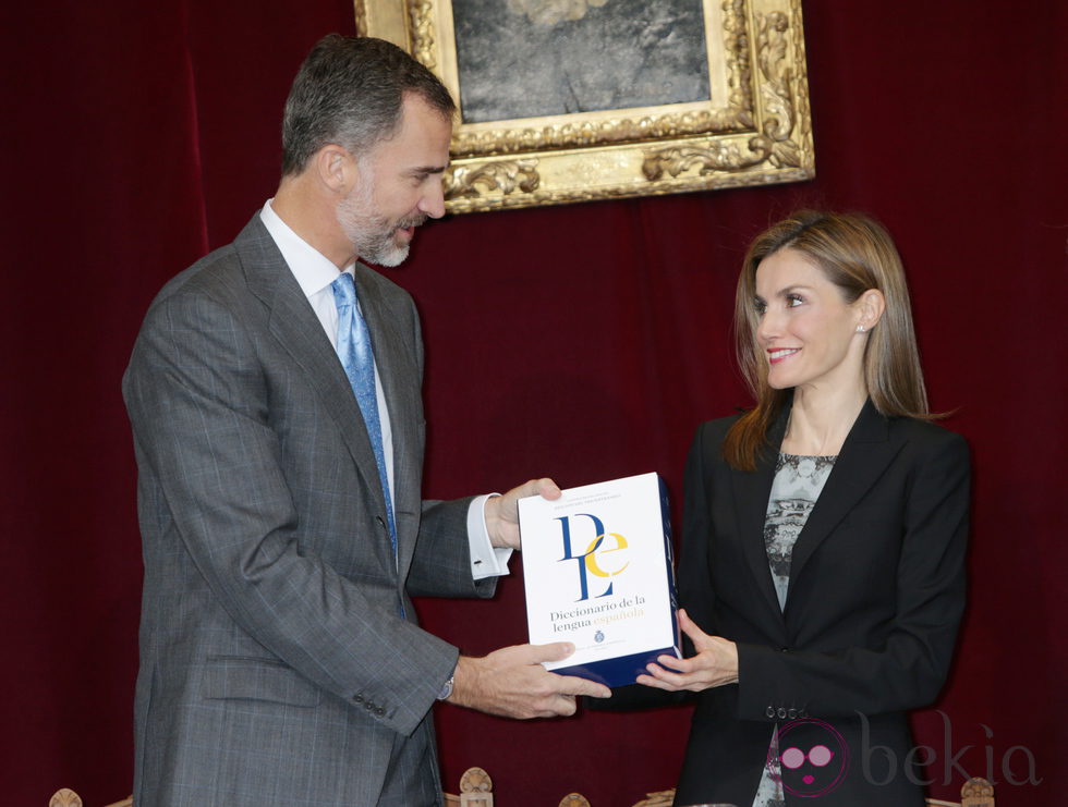 Los Reyes Felipe y Letizia presentan sonrientes en 23 Diccionario de la Lengua Española