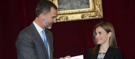 Los Reyes Felipe y Letizia presentan sonrientes en 23 Diccionario de la Lengua Española