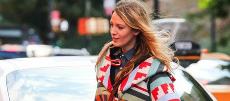 Blake Lively esconde su embarazo bajo un abrigo étnico