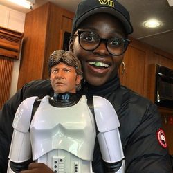 Lupita Nyong'o con un muñeco de Han Solo