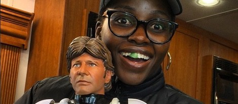 Lupita Nyong'o con un muñeco de Han Solo