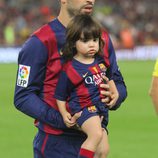 Gerard Piqué con su hijo Milan en el partido Barça-Eibar