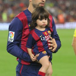 Gerard Piqué con su hijo Milan en el partido Barça-Eibar