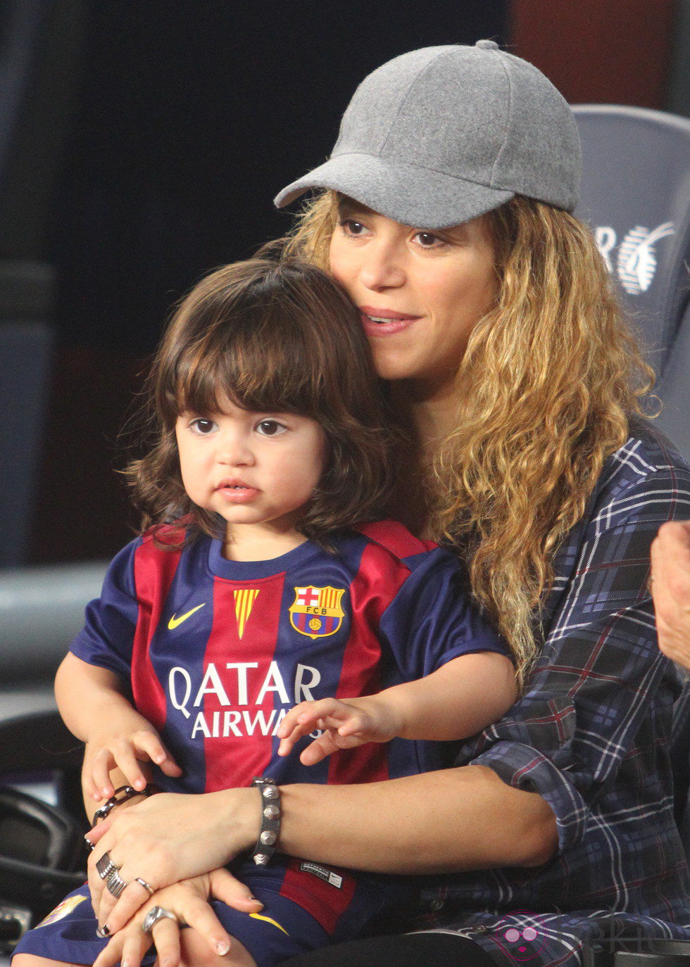 Shakira sostiene a Milan Piqué en el partido Barça-Eibar