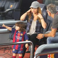 MIlan Piqué señala con el dedo junto a Shakira y Joan Piqué en el partido Barça-Eibar