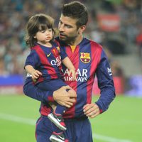 Gerard Piqué lleva en brazos a su hijo Milan en el partido Barça-Eibar