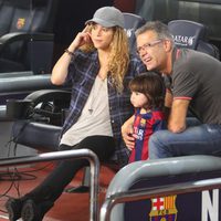 Shakira, Milan y Joan Piqué en el partido Barça-Eibar