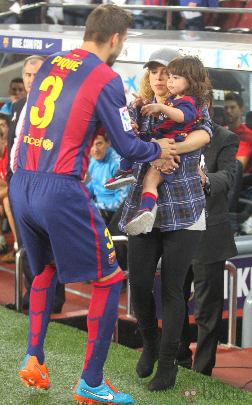 Gerard Piqué, Shakira y MIlan en el partido Barça-Eibar