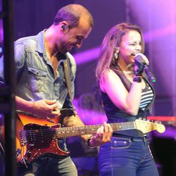 Chenoa en un concierto junto a Javier Arpa