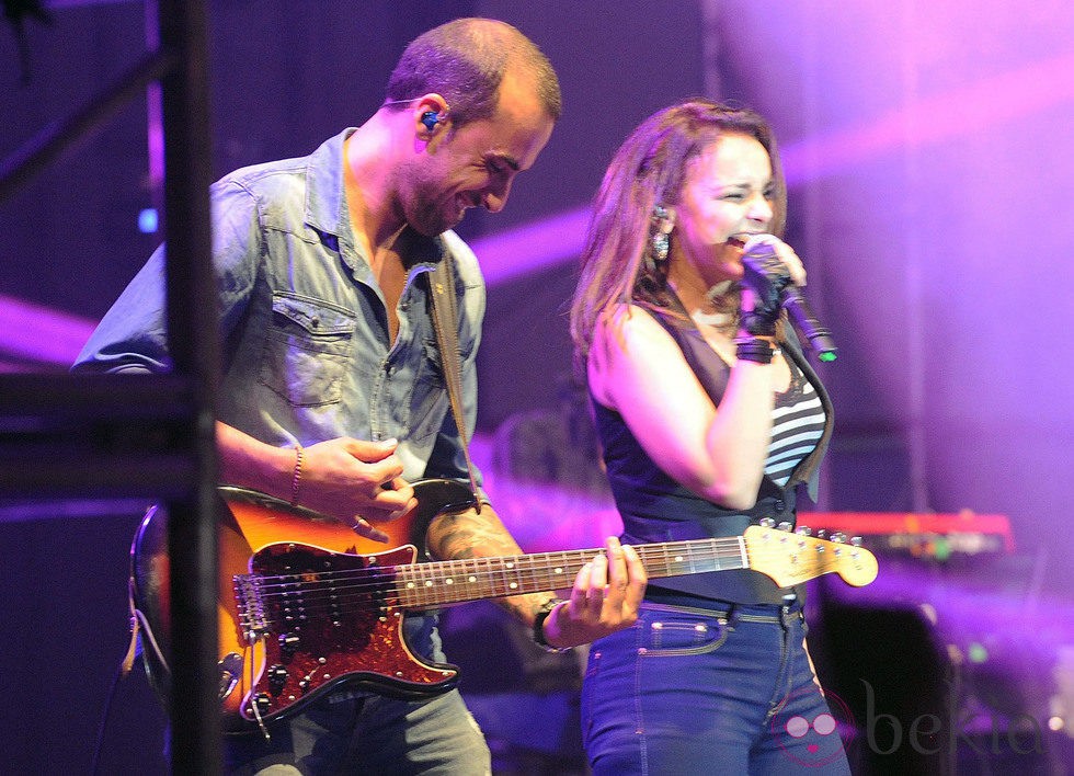 Chenoa en un concierto junto a Javier Arpa