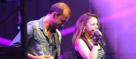 Chenoa en un concierto junto a Javier Arpa