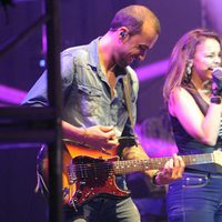 Chenoa en un concierto junto a Javier Arpa