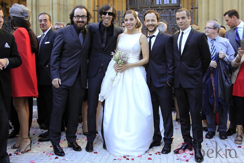 Leire Martínez en su boda con sus compañeros de La Oreja de Van Gogh