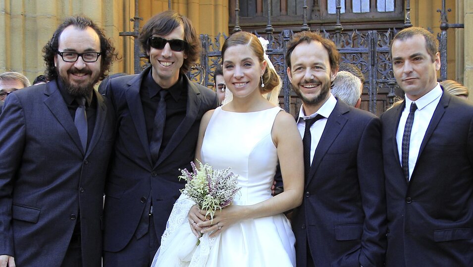 Leire Martínez en su boda con sus compañeros de La Oreja de Van Gogh