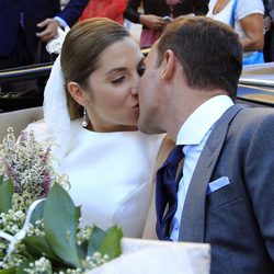 Leire Martínez y Jacobo Bustamante se besan tras su boda