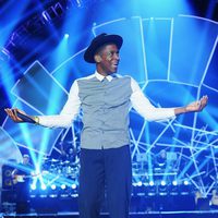 Labrinth actuando en los Teen Awards 2014