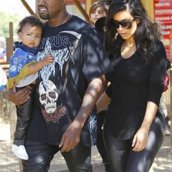 Kim Kardashian, Kanye West  y su hija North en el Moorpark