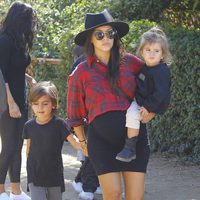 Kourtney Kardashian pasea por el parque con sus hijos Mason y Penelope Disick