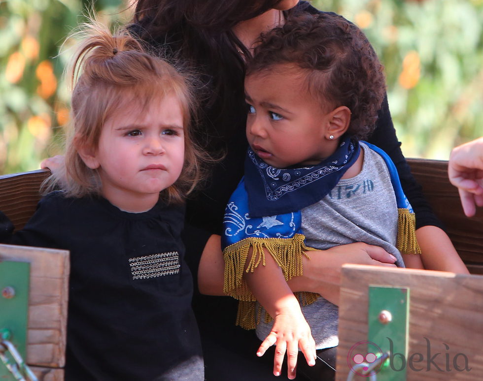 North West y Penelope Disick en el Moorpark de California