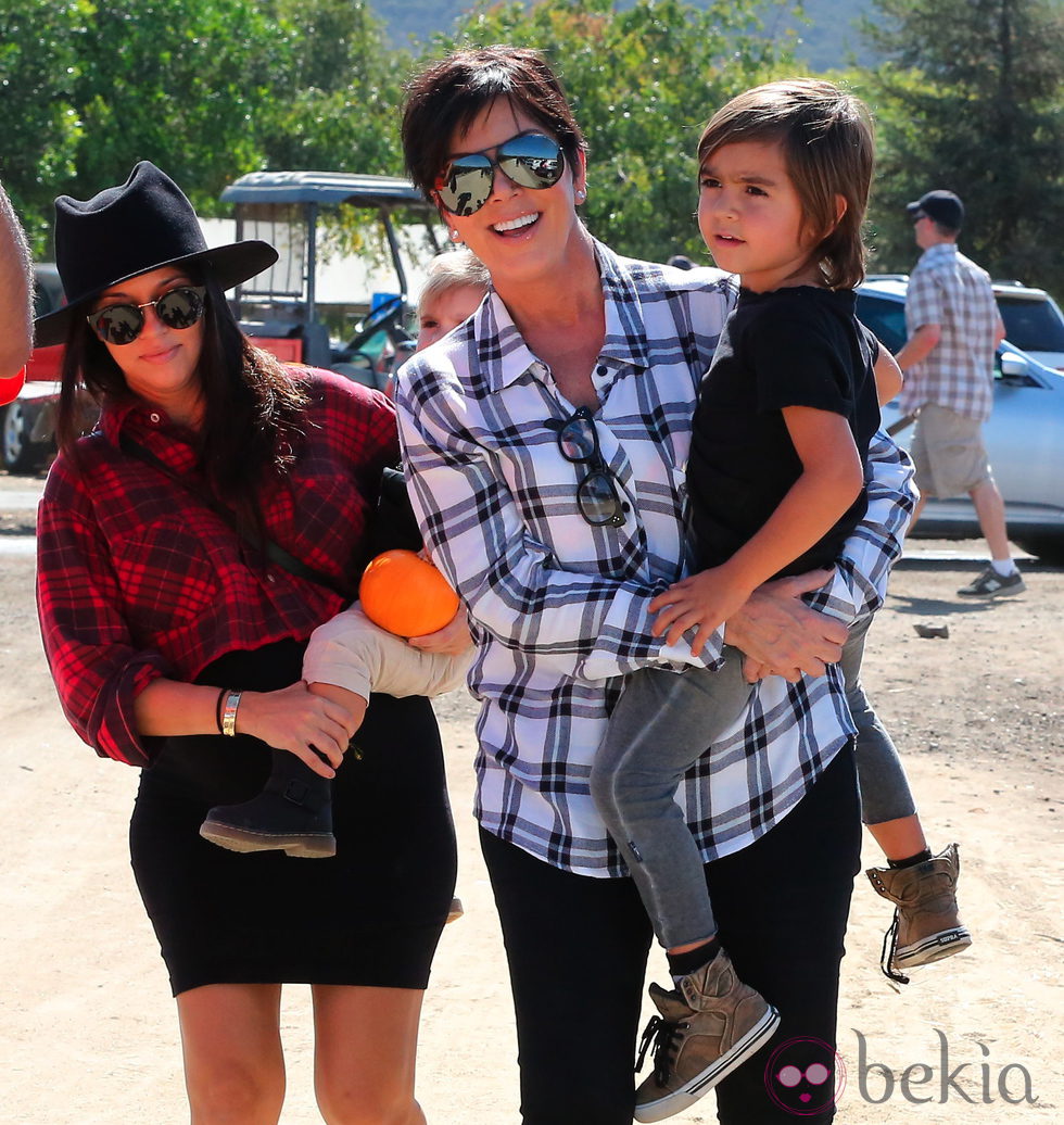 Kourtney Kardashian con Kris Jenner y su nieto Mason Disick en el Moorpark de California