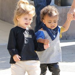 North West y Penelope Disick pasean en el Moorpark de California