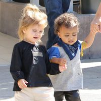 North West y Penelope Disick pasean en el Moorpark de California