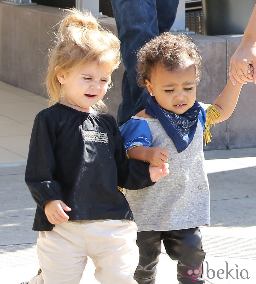 North West y Penelope Disick pasean en el Moorpark de California